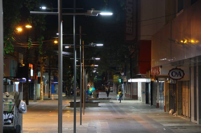 Curto circuito comprometeu sistema de LED na Andrade Neves, entre 7 de Setembro e General Neto. Prefeitura acionou garantia