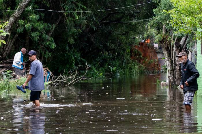 Populações que habitam as regiões do Laranjal, Colônia Z3, Pontal da Barra, rua das Traíras e localidades no entorno do canal São Gonçalo e arroio Pelotas devem evacuar suas residências. A medida tem caráter preventivo