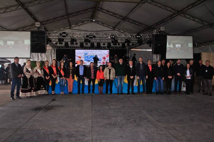 Apresentações artísticas e feira de expositores marcaram os 34 anos do município vizinho de Pelotas