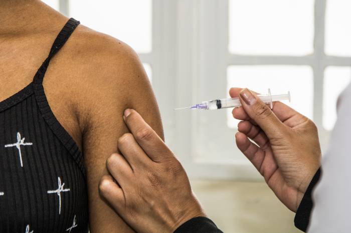 No primeiro dia de vacinação aberta ao público em geral, 527 doses foram aplicadas apenas no Mercado Central