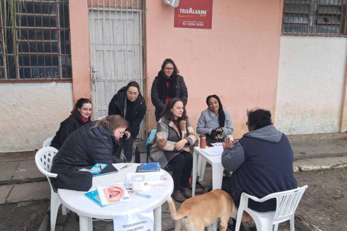Entre os atendimentos oferecidos no sábado, profissionais médicos receberam 25 moradores em consultas clínicas