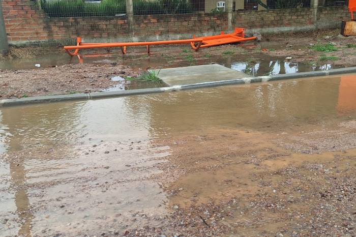 Limpeza de valetas de ruas laterais à avenida Quatro foi importante para o bom andamento da requalificação