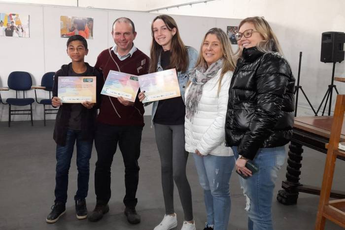 Dois estudantes da rede municipal receberam certificados de menção honrosa da 16° Edição da Olimpíada Brasileira de Matemática das Escolas Públicas (Obmep)
