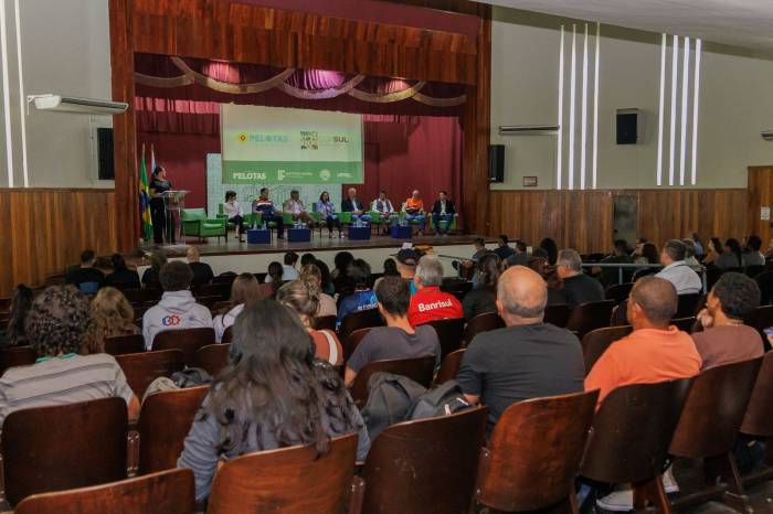 Mesa com consultora da ONU para Agricultura e Alimentação e com representante municipal do Consea fecha o ciclo de atividades do evento, no hall da Prefeitura