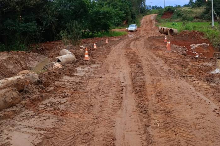Tubulação da travessia da Sanguinha, a menos de dois quilômetros da BR-116, cedeu devido a volumes grandes de água e erosão