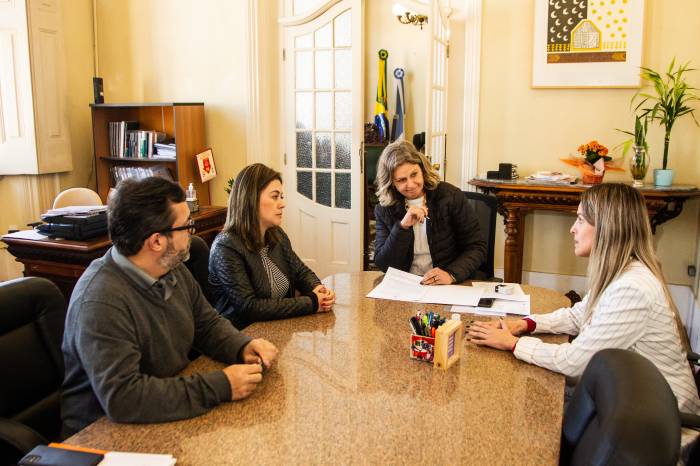 Decreto de nº 6.628/2022, assinado pela prefeita, garante a implementação de ações educativas, capacitação de servidores e a criação de estruturas de acolhimento