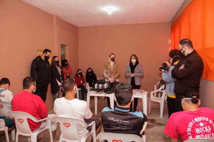 Na sexta-feira (6), ocorreu o primeiro encontro entre 14 apenados do regime fechado em progressão para o semiaberto com a metodologia socioemocional desenvolvida pelo programa ACT, que integra o eixo de prevenção do Pacto Pelotas pela Paz