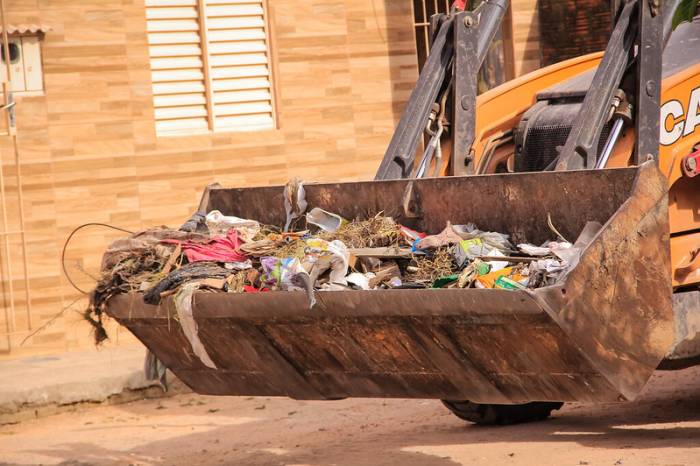 Moradores da região da Vila Peres, ruas 22 e 23 de Maio e do Sítio Floresta podem descartar materiais inservíveis em frente às suas residências, para recolhimento gratuito pelas equipes da Prefeitura