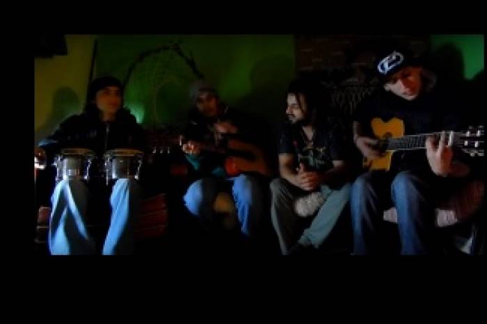 Público que recebe vacina no Centro de Eventos terá música ao vivo com a cantora Desirée Salles e a banda Matudarí