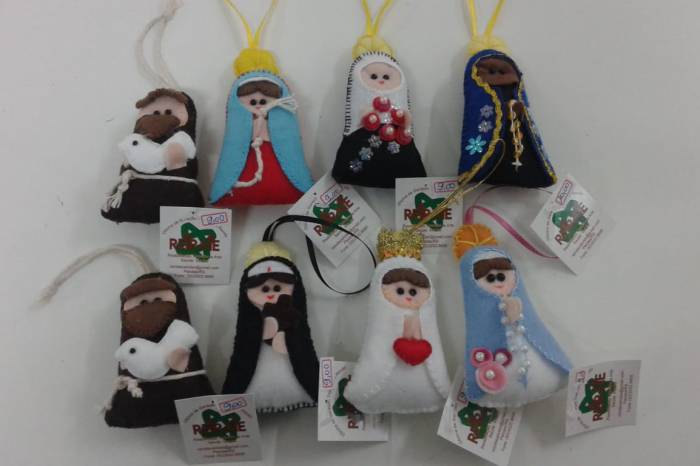 Participantes do programa da Prefeitura produzem em feltro imagens de Nossa Senhora, santos e anjinhos da guarda