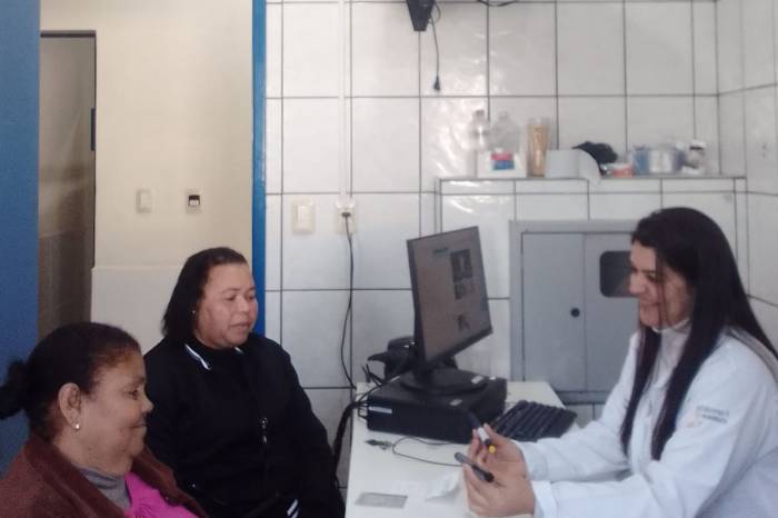 Usuários recebem instruções, devido à mudança do instrumento descartável para o reutilizável