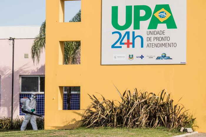 Visando evitar contaminação cruzada, unidade referência para Covid-19 conta com contêiner de triagem para receber pacientes com outras demandas