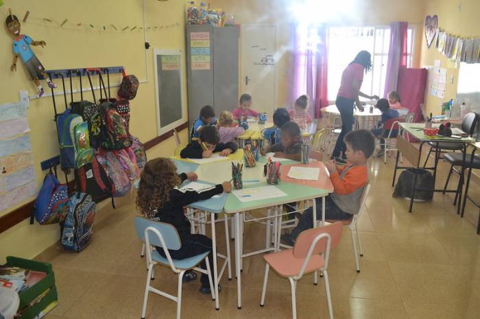 Por determinação do Conselho Municipal de Educação, alunos com deficiência, filhos de servidores das escolas e com irmãos menores que já são estudantes têm preferência na instituição relacionada. As inscrições devem ser feitas diretamente nas Emeis