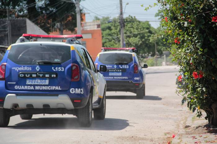 Apesar da proibição de permanência em áreas públicas, em vários  locais da cidade , como na praia do Laranjal, foram constatadas aglomerações durante o fim de semana