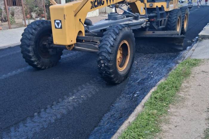 Smop usou 35 toneladas de CBUQ para melhorar a rua Moacyr Mac Donough Dias, no bairro Santos Dumont. Serviço terá continuidade nos próximos dias