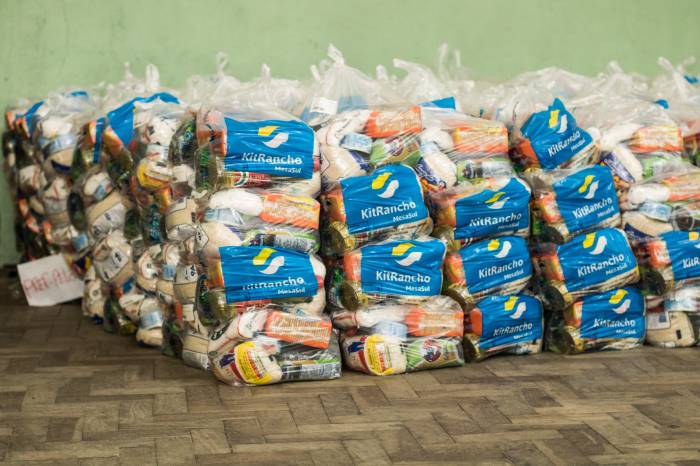 Em 2021, a distribuição às famílias dos alunos mais necessitados começou em janeiro com o estoque de alimentos das despensas das escolas, depois com os produtos do setor de alimentação escolar da Secretaria de Educação