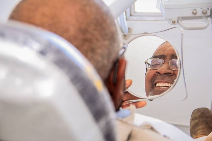 Trabalho realizado por um apenado do projeto Mão de Obra Prisional (MOP/SUS), ligado ao Pacto Pelotas pela Paz, em conjunto com um cirurgião-dentista, garantiu a entrega de 100 próteses dentárias a usuários do SUS