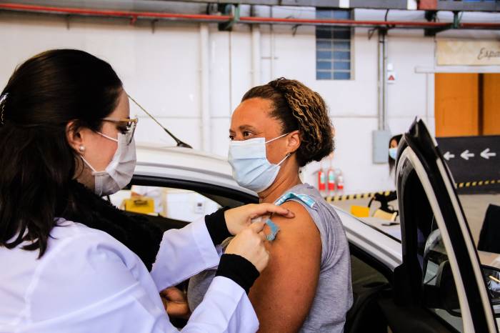 Nos dias 14, 15, para a aplicação no drive-thru, e 18 e 19, nas escolas, a faixa etária para as comorbidades definidas será ampliada para 59 a 30 anos