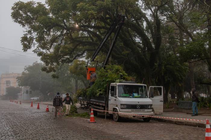 O entorno da praça Coronel Pedro Osório e o largo do Mercado Central estão com bloqueios