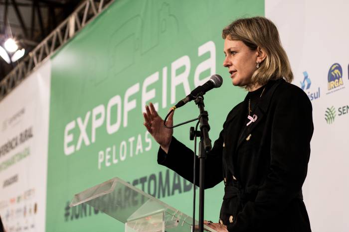 Gestora também passou o comando do Município ao vice-prefeito Idemar Barz, em ato no estande da Prefeitura