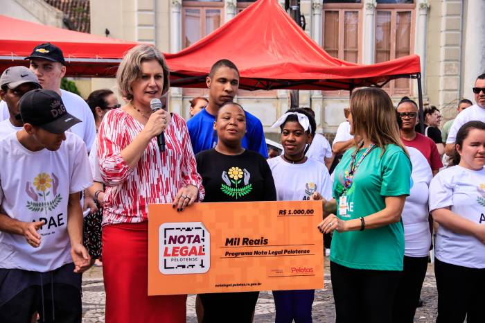 Cheque de R$ 1 mil é referente ao valor destinado pelo programa Nota Legal Pelotense