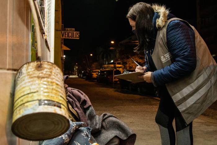 Trabalho da Abordagem Social continua sendo reforçado, devido às baixas temperaturas registradas em Pelotas. Saiba como ajudar essas pessoas e colaborar com os serviços do Município e de ONGs parceiras