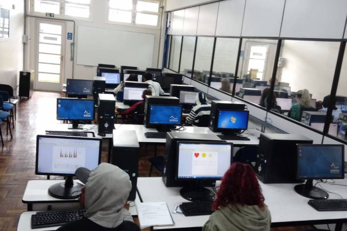Oficinas nos laboratórios de informática da universidade abrem novas possibilidades aos participantes