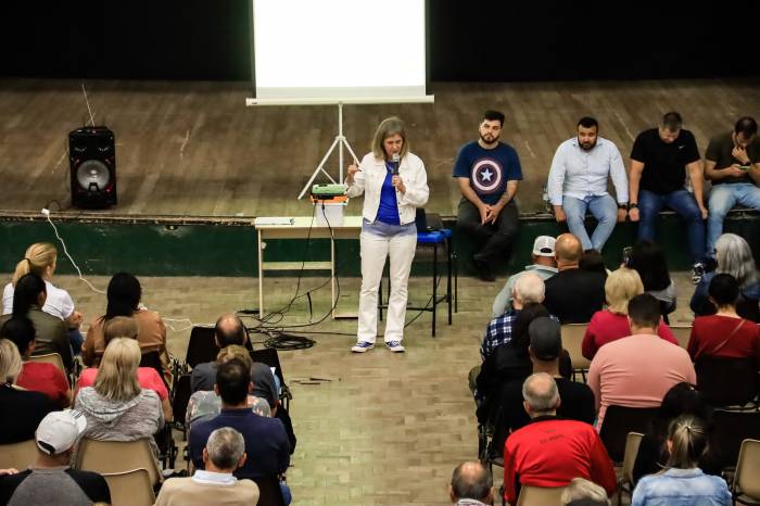 Prefeita Paula Mascarenhas apresentou projeto aos moradores, que prevê a regularização fundiária, melhorias em infraestrutura e qualificação profissional dos residentes