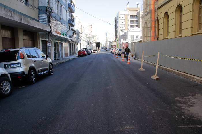 Partes centrais, até então calçadas com paralelepípedos, entram no padrão asfáltico do restante da via