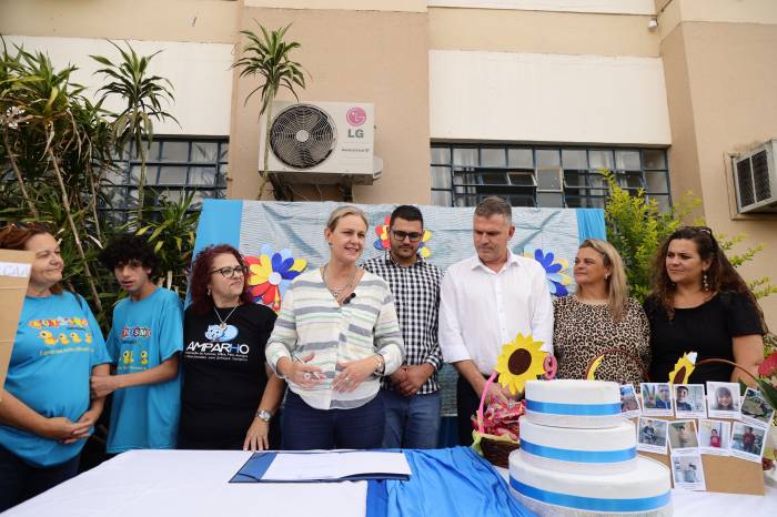 Cerimônia de aniversário contou com a presença da prefeita Paula Mascarenhas. Evento marcou ainda o repasse de terreno público para sede da Amparho