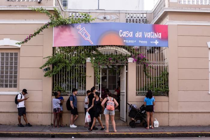 Cerca de 116 pessoas foram vacinadas com a Tríplice Viral, durante horário estendido, das 18h às 21h