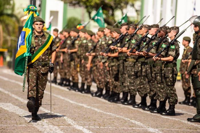 Prefeita participou da cerimônia no 9º BIMtz, que contou com a entrega de medalhas de reconhecimento a personalidades civis e militares