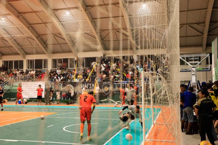 Prefeita Paula prestigiou a final da competição realizada no ginásio do Colégio Municipal Pelotense
