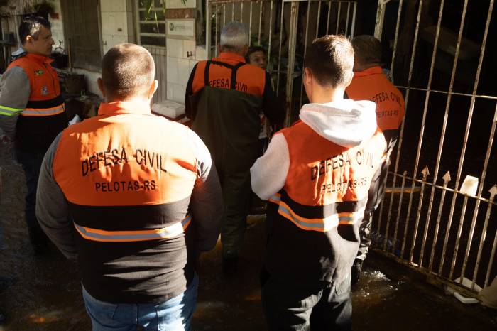 Famílias foram removidas, compulsoriamente, após Promotoria recorrer ao Judiciário na noite de quarta-feira. Local, no balneário Valverde, apresenta alto risco de inundação
