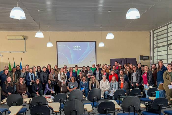 Reunião apresentou documento de orientações baseado em questionamentos feitos pelas escolas no decorrer deste ano