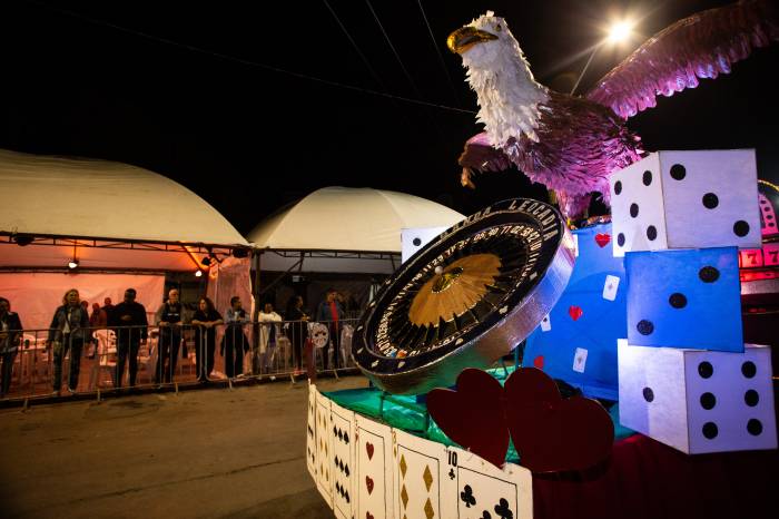 Segunda noite de desfiles foi marcada por grandes alegorias e arquibancadas lotadas na Passarela do Samba