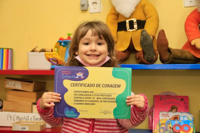 A imunização dos alunos com 3 anos ou mais, contra a Covid-19, Influenza e poliomielite, ocorre nas Emeis Mário Osório, Graciliano Ramos, Ivanir Dias e Herbert José de Souza - às quintas-feiras