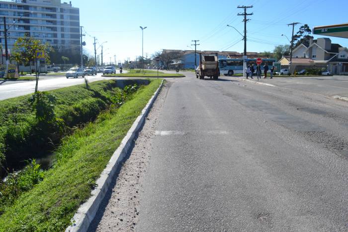 Entre a avenida República e a rotatória do Umuharama, fluxo está em mão dupla, em pista única, sentido bairro/Centro