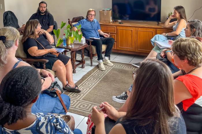 Secretário e Fernanda Miranda falaram sobre a importância do diálogo e da transparência com professores da rede municipal