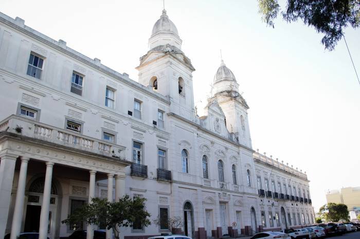 Termo aditivo da Santa Casa de Misericórdia de Pelotas permite abertura das vagas com investimento de R$ 480 mil por mês. Com o processo concretizado, a expectativa do Município é que os leitos sejam abertos o mais rápido possível pelo hospital
