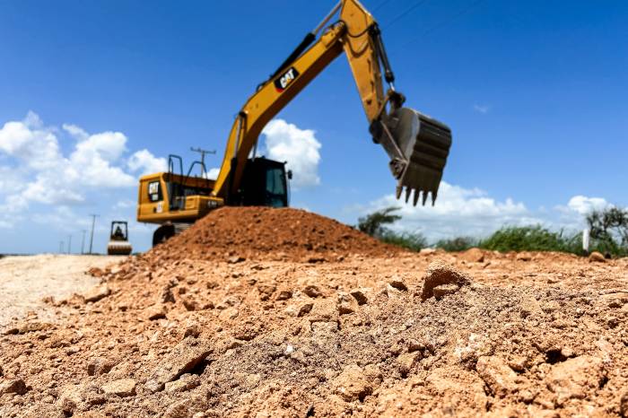 Equipes trabalham no local para garantir a reconstrução do acesso à localidade