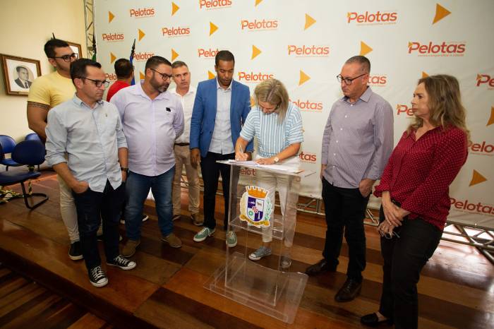 Prefeita e vereadores participaram do ato que garante mais R$ 22,5 milhões para acelerar a instalação do sistema de iluminação em LED