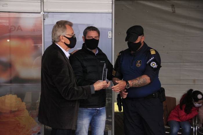 Prefeito em exercício, Idemar Barz fez a entrega de uma placa em reconhecimento ao trabalho dos profissionais da instituição no município