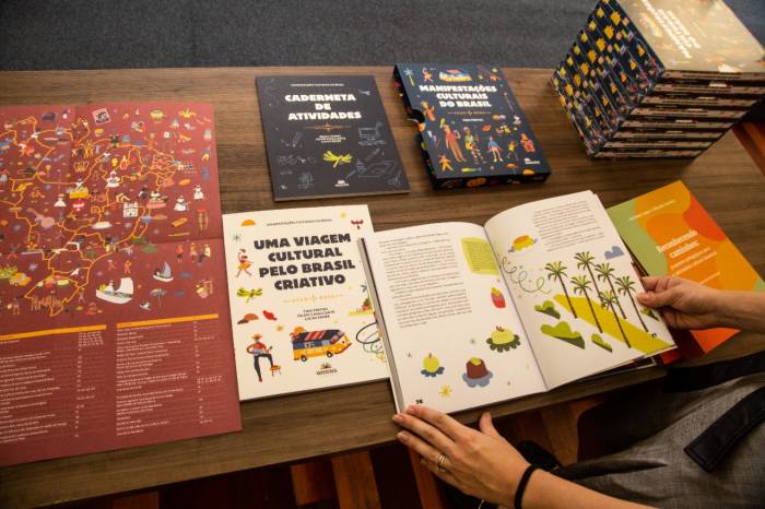 Em ato simbólico, a prefeita Paula Mascarenhas recebeu exemplar de um box infantojuvenil, que será distribuído para alunos da rede municipal. A obra apresenta os 50 patrimônios imateriais do País