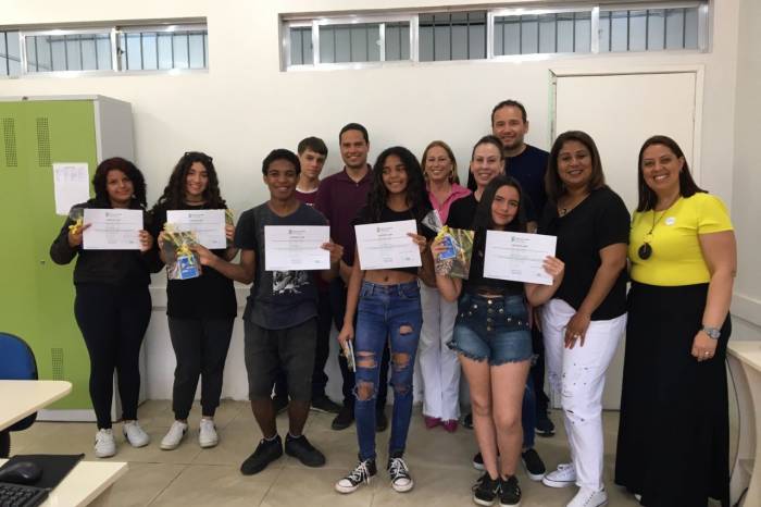 Os alunos da Escola Municipal de Ensino Fundamental Doutor Mário Meneghetti receberam o certificado de 20 horas