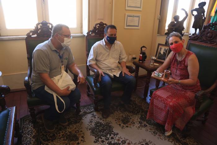 Paula recebeu itens alusivos ao aniversário de 78 anos da Estação Experimental Terras Baixas. Assim como a Prefeitura de Pelotas, outros parceiros também estão sendo presenteados