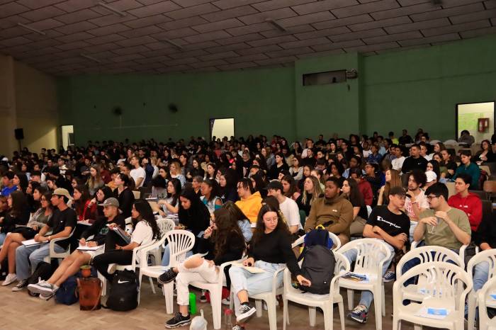 Atividade organizada pela Prefeitura e parceiros privados, está inserida no Pacto Pelotas pela Paz e reuniu centenas de alunos no auditório externo do Colégio Municipal Pelotense