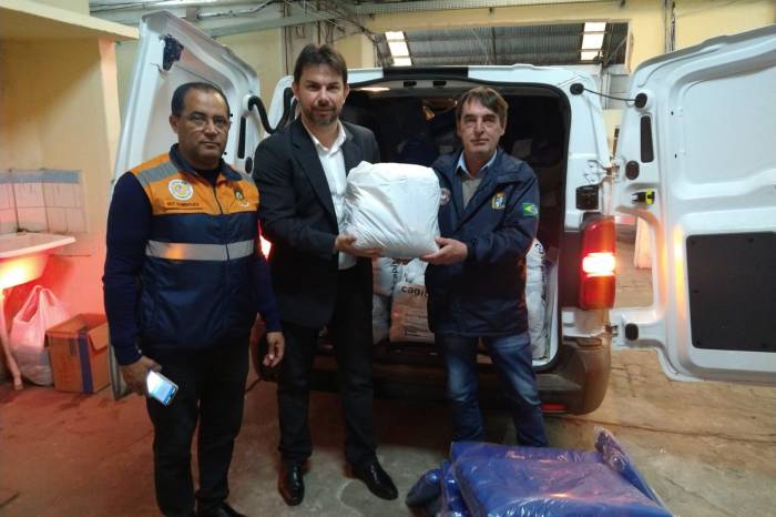 Defesa Civil e empresas entregam doações de alimentos e cobertores à Prefeitura