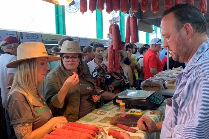Queijos e embutidos da colônia de Pelotas ocupam estandes da feira internacional de agronegócios em Não-Me-Toque