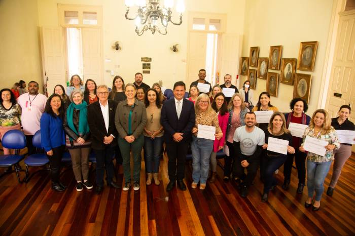 Na cerimônia, 33 servidores receberam certificado para atuar com a metodologia de Círculos de Construção da Paz, estratégia que integra o eixo de Prevenção Social do Pacto Pelotas pela Paz
